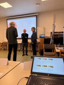 Vagn Lauritzen underviste dygtigt og veloplagt en stor forsamling af dommerlærlinge